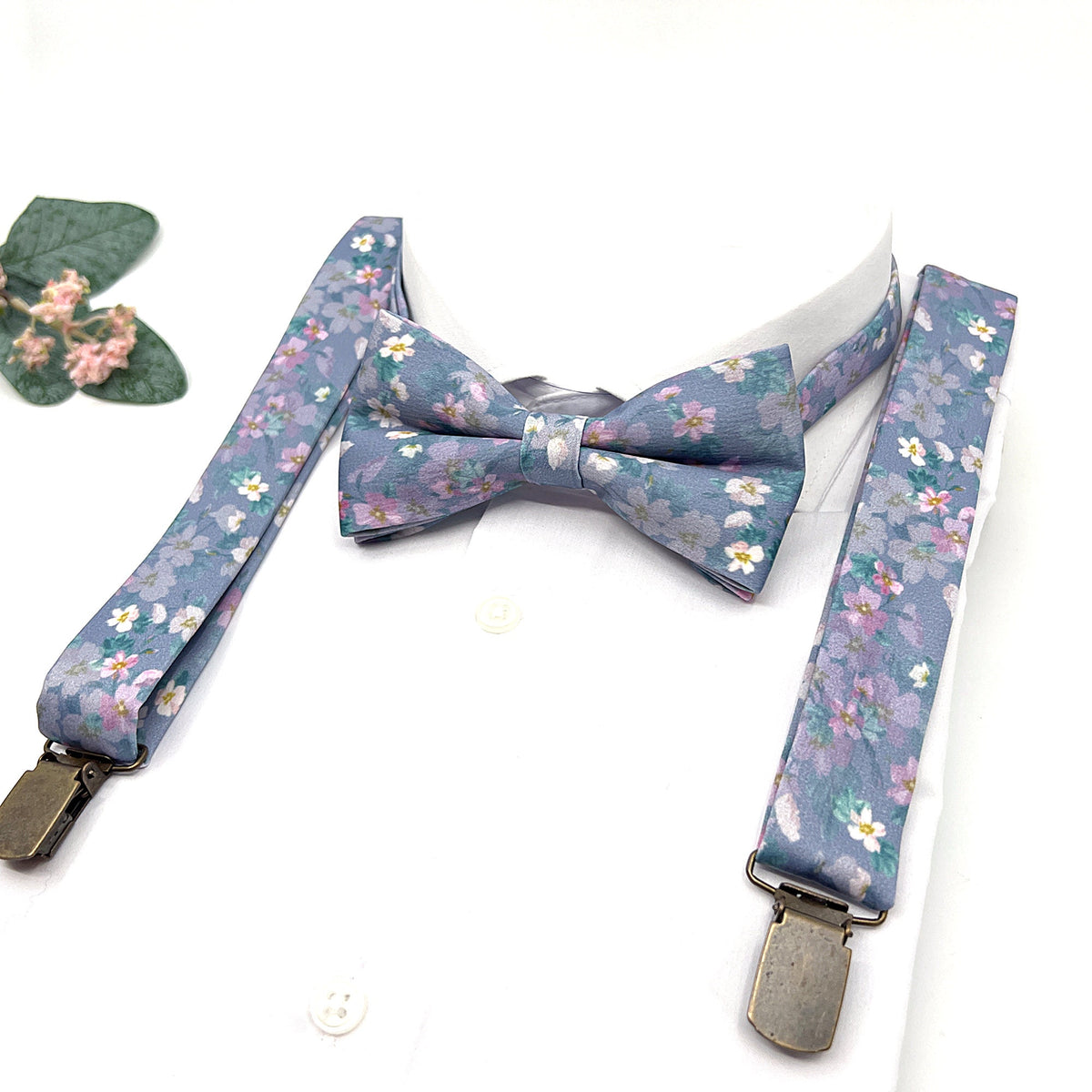 Floral Purple Lilac Suspenders, Floral Lilac Bow tie, Suspender Bowtie, Wedding Floral Suspenders, Groomsmen Suspenders, Ring bearer outfit