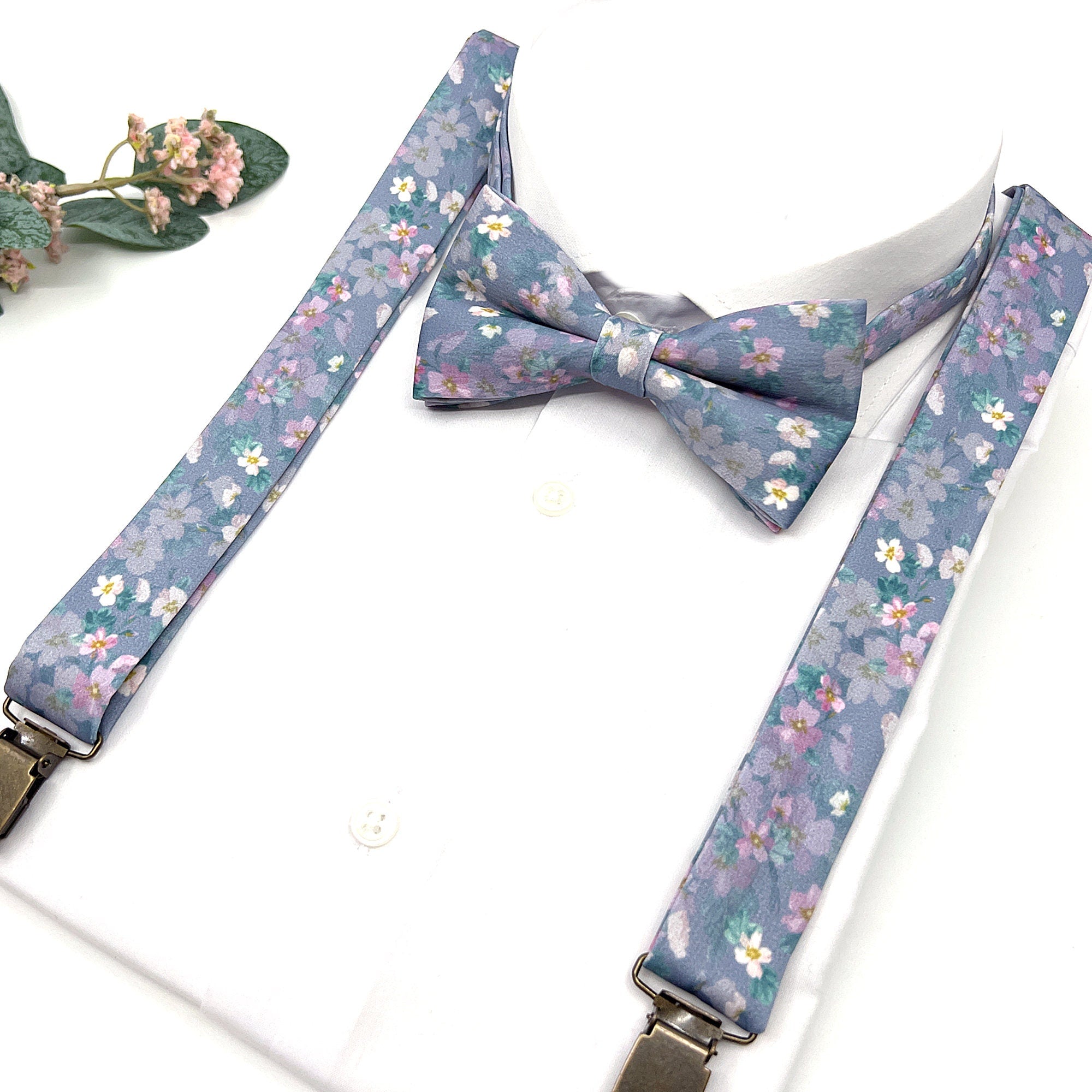 Floral Purple Lilac Suspenders, Floral Lilac Bow tie, Suspender Bowtie, Wedding Floral Suspenders, Groomsmen Suspenders, Ring bearer outfit