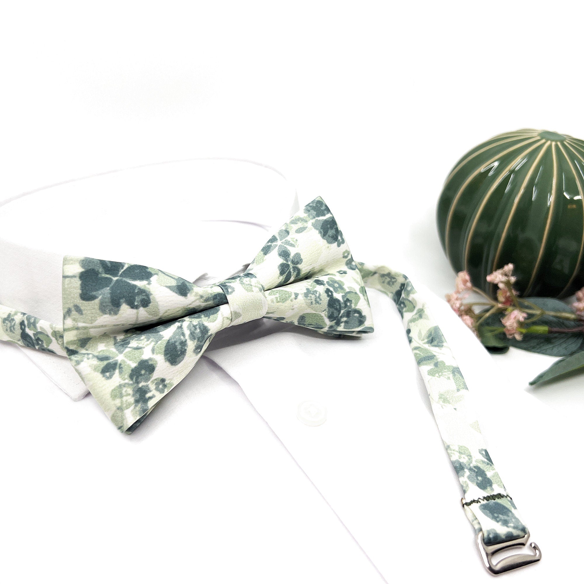 Floral Sage Green Suspenders, Floral Sag Bow tie, Suspender Bowtie, Wedding Floral Suspenders, Groomsmen Suspenders, Ring bearer outfit