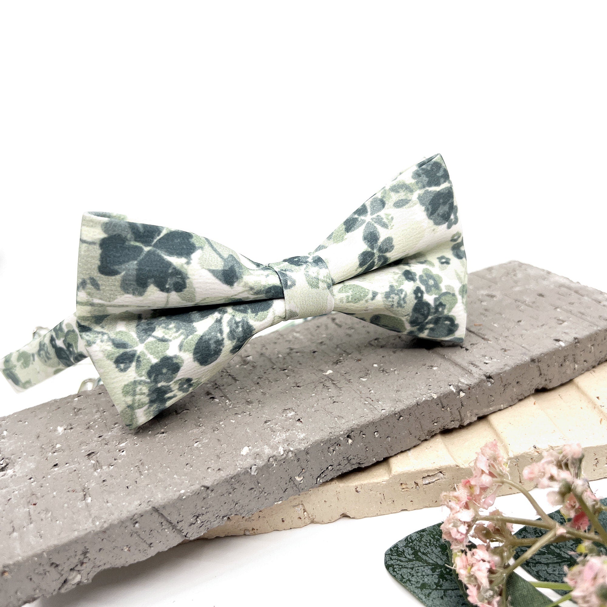 Floral Sage Green Suspenders, Floral Sag Bow tie, Suspender Bowtie, Wedding Floral Suspenders, Groomsmen Suspenders, Ring bearer outfit